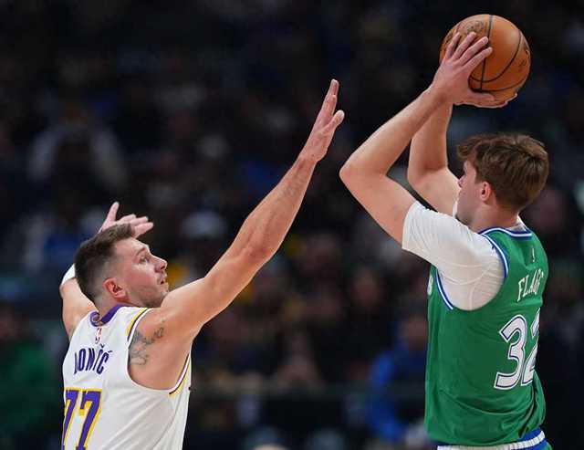 全靠41岁老詹！末节11+3+2+1断1帽引27-6 湖人五小他成王牌